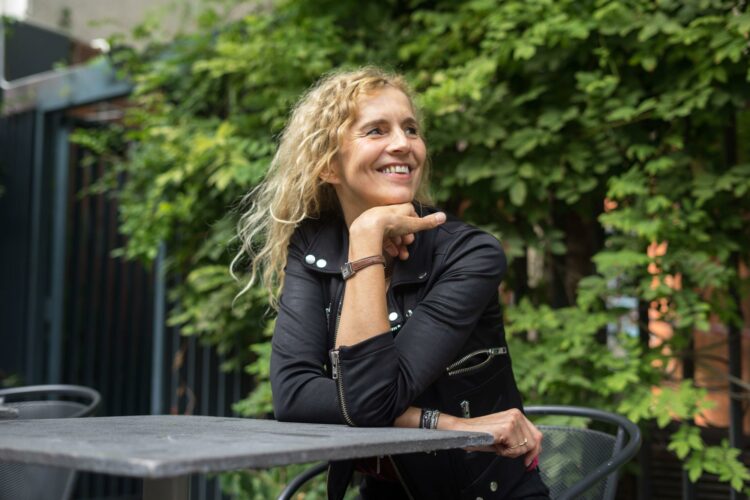 La autora francesa publicó su primer novela "Días sin hambre" en 2001, a los 35 años.