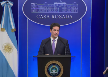 El vocero presidencial Adrián Ravier encabezó su primera conferencia de prensa en la Casa Rosada este 30 de junio de 2026, donde defendió el rumbo económico del Gobierno y respondió consultas sobre la coyuntura política y cambiaria.