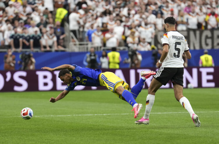Alemania goleó a Curazao 7 a 1 abriendo el grupo E (260615) -- HOUSTON, June 15, 2026 (Xinhua) -- Aleksandar Pavlovic (R) of Germany and Deveron Fonville of Curacao compete during the group E match between Germany and Curacao at the 2026 FIFA World Cup at Houston Stadium in Houston, the United States, June 14, 2026. (Xinhua/Xiao Yijiu)