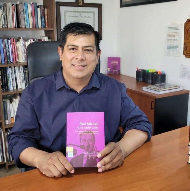 La historia intelectual del alfonsinismo llega a la UNC en formato libro A lo largo de sus 412 páginas la obra propone una mirada original sobre el pensamiento político de Raúl Alfonsín.
