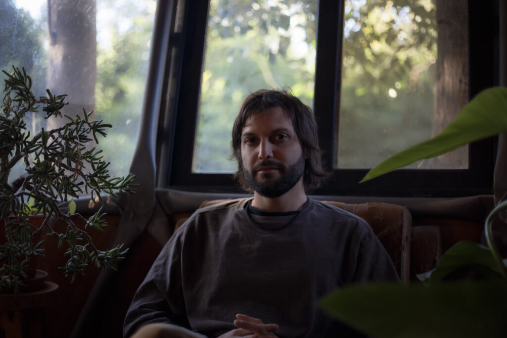 El viaje de Andi Arias para encontrar el hogar en un Bosque de canciones