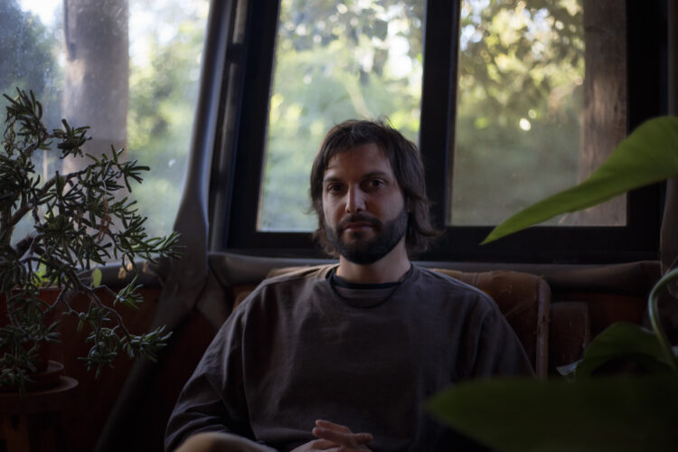 Andi Arias, músico cordobés formado en Collegium, pasó por proyectos como TORAX, Sur Oculto, Sincronave y RANGO.