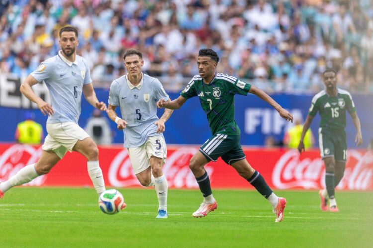 Arabia Saudita sorprendió con la pelota parada y vence a Uruguay 1-0 Arabia Saudita sorprendió con la pelota parada y vence a Uruguay 1-0