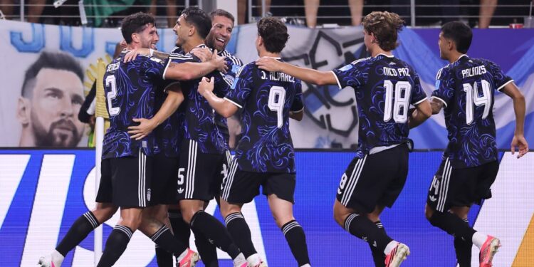El abrazo argentino en el gol de Gio Lo Celso.