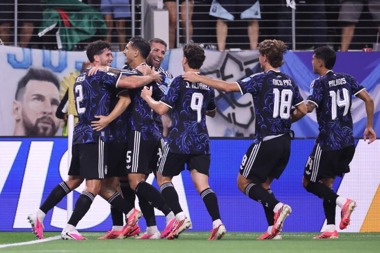 Argentina derrotó a Jordania por 3 a 1 y cerró la fase de grupos con puntaje perfecto El abrazo argentino en el gol de Gio Lo Celso.