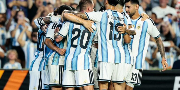 El abrazo de la Scaloneta tras el gol de Lionel Messi.