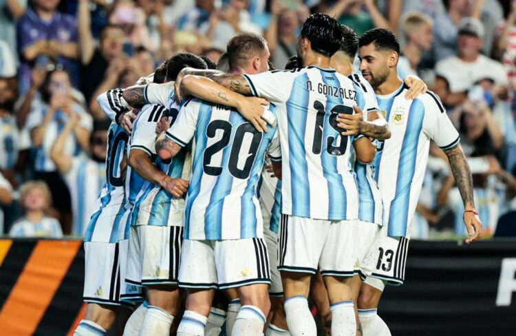 El abrazo de la Scaloneta tras el gol de Lionel Messi.