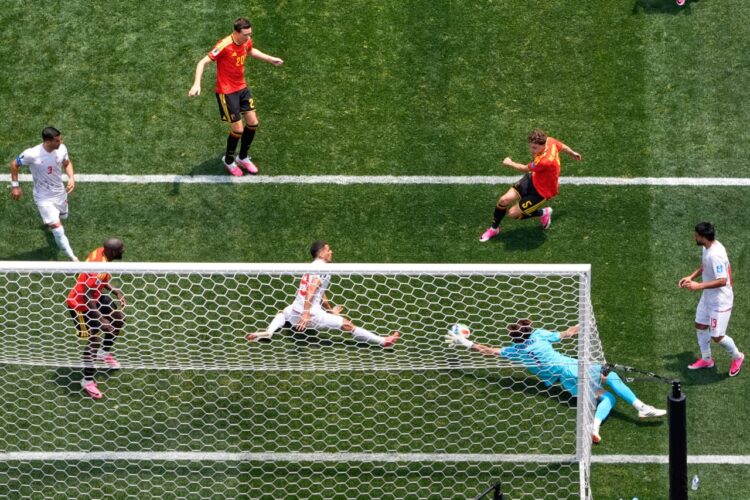 La impresionante atajada de Alireza Beiranvand.