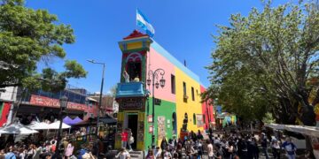 Caminito tendrá una bandera argentina viviente en una performance colectiva La Boca 5.0 estará ubicado en la icónica esquina de Caminito, en Magallanes y avenida Pedro de Mendoza, en el 1° piso.