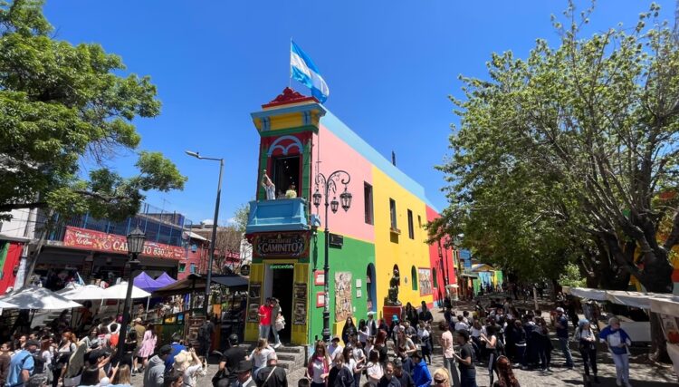Caminito tendrá una bandera argentina viviente en una performance colectiva La Boca 5.0 estará ubicado en la icónica esquina de Caminito, en Magallanes y avenida Pedro de Mendoza, en el 1° piso.