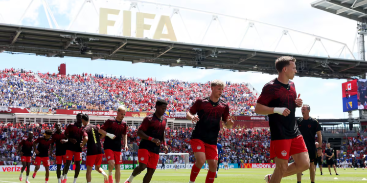 Los jugadores canadienses en la previa al partido ante Bosnia, por el grupo B. Foto:
Alex Pantling - FIFA - FIFA