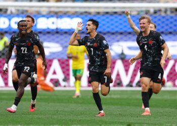 Canadá golpeó en el cierre y clasificó a los octavos de final