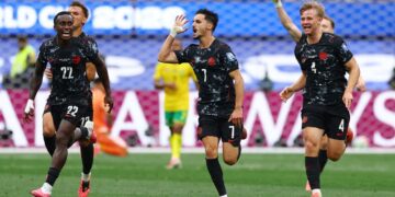 Canadá golpeó en el cierre y clasificó a los octavos de final