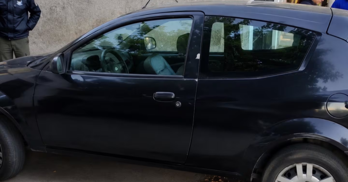 El Ford Ka negro que usó Claudio Barrelier. (Foto: X/@SebasTempo).