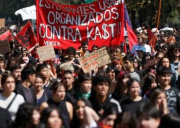 Chile: multitudinaria marcha contra el recorte de casi $200 mil millones en educación
