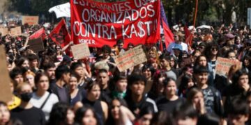 Chile: multitudinaria marcha contra el recorte de casi $200 mil millones en educación