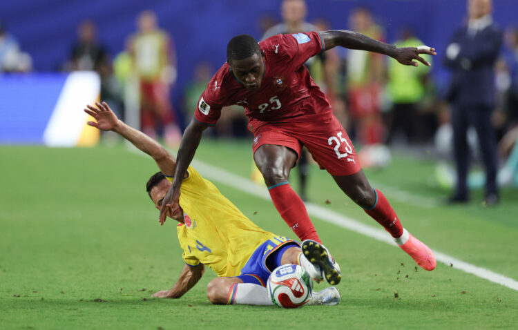 (260627) -- MIAMI, 27 junio, 2026 (Xinhua) -- El jugador Nuno Mendes (d), de Portugal, disputa el balón durante el partido del Grupo K de la fase de grupos de la Copa Mundial de la FIFA 2026 ante Colombia, celebrado en el Estadio Miami, en Miami, Estados Unidos, el 27 de junio de 2026. (Xinhua/Xu Zijian) (rtg) (vf)