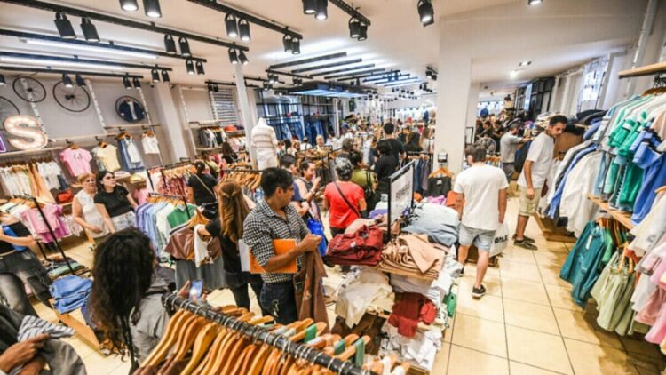 Las ventas de indumentaria acumulan dos años de caída La industria de la indumentaria atraviesa una profunda crisis, con dos años consecutivos de caída en las ventas, acumulación de stock y crecientes dificultades financieras para las empresas del sector.