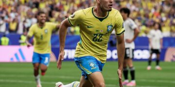 Con un gol sobre la hora, Brasil lo dio vuelta y avanzó a los octavos de final