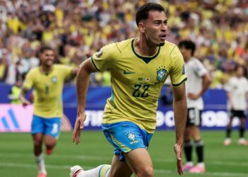 Con un gol sobre la hora, Brasil lo dio vuelta y avanzó a los octavos de final del Mundial