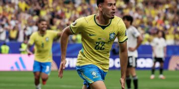 Con un gol sobre la hora, Brasil lo dio vuelta y avanzó a los octavos de final
