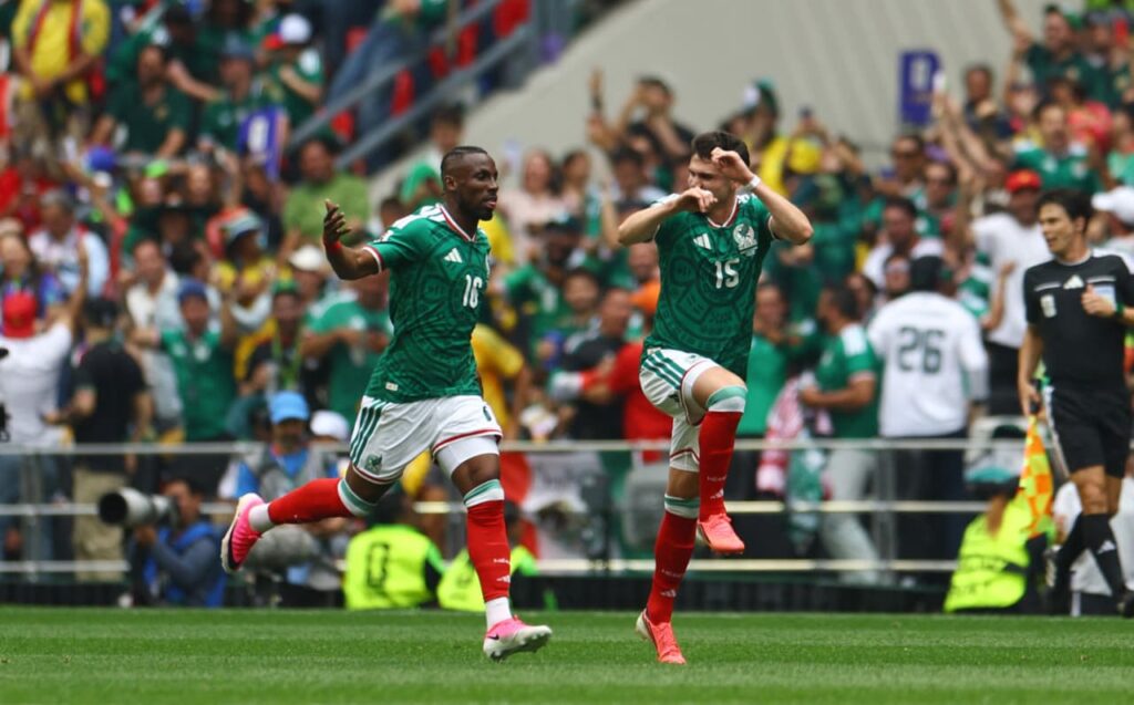 Con un gol tempranero, México vence a Sudáfrica 1 a 0 en el partido inaugural del Mundial Con un gol tempranero, México vence a Sudáfrica 1 a 0 en el partido inaugural del Mundial