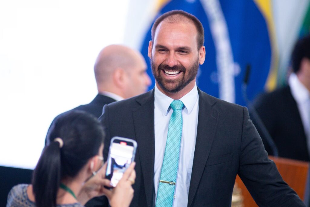 Condenaron a Eduardo Bolsonaro por coacción a la Justicia