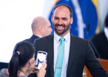 Condenaron a Eduardo Bolsonaro por coacción a la Justicia