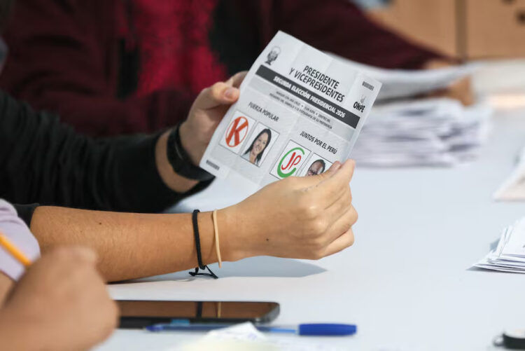 El recuento definitivo en Perú podría durar varios días.