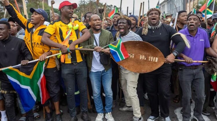 Crecen las protestas contra inmigrantes en situación irregular en Sudáfrica Miembros de la comunidad zulú protestan contra la inmigración irregular en Sudáfrica. Foto: EFE