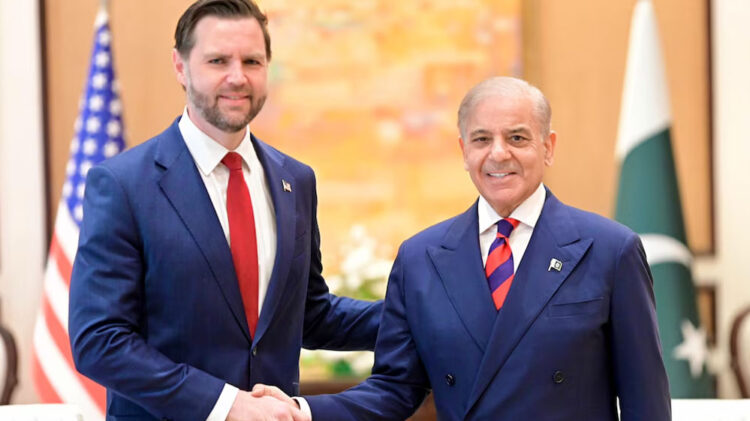 El vicepresidente estadounidense, JD Vance, junto al mandatario de Pakistán,  mandatario Shehbaz Sharif.