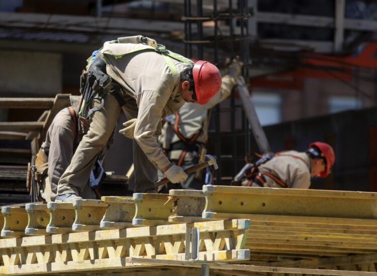 El 59% de los sectores perdió empleo registrado durante la gestión de Milei Empleo