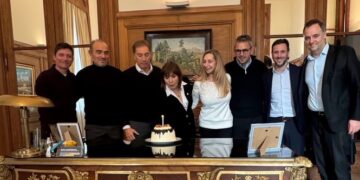 El gesto llegó en medio de las diferencias expresadas por la senadora con Manuel Adorni.