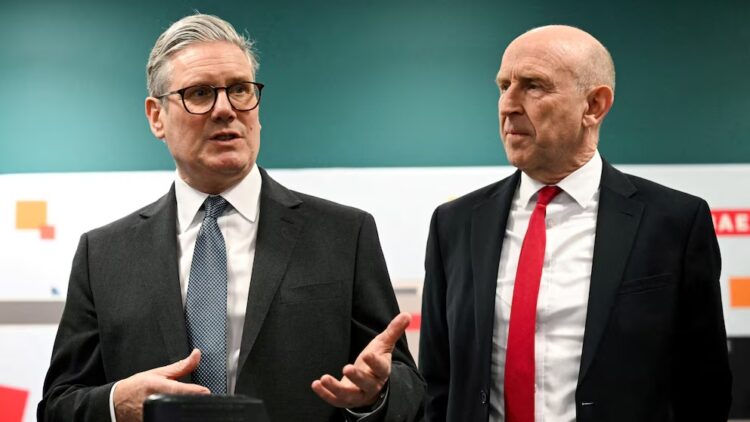 El gobierno laborista inglés suma una nueva renuncia El primer ministro inglés, Keir Starmer y el ex ministro de Defensa, John Healey.