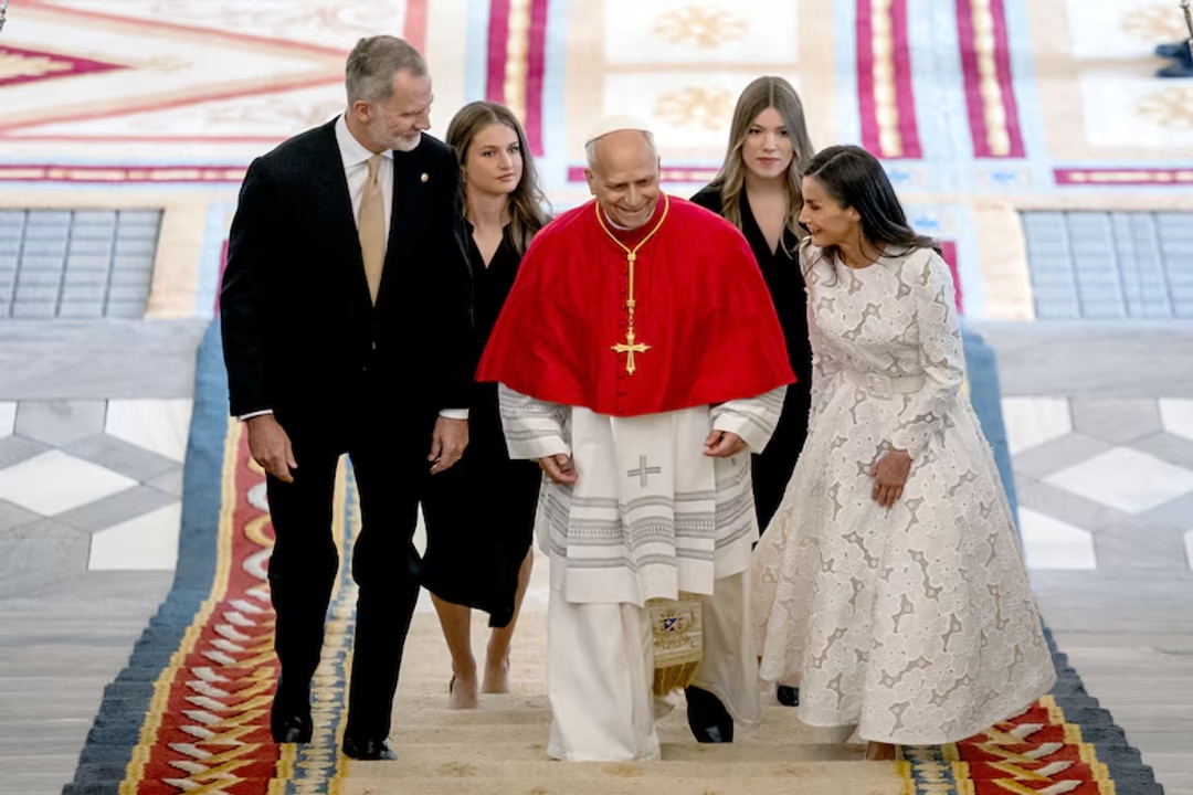El papa León XIV revolucionó Madrid con una visita tras 15 años El papa León XIV acompañado de los reyes Felipe y Letizia, la princesa Leonor y la infanta Sofía ascienden por la Escalera de Embajadores del Palacio Real.
