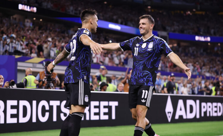 Lautaro Martínez y Gio Lo Celso, autores de dos de los tres goles argentinos.