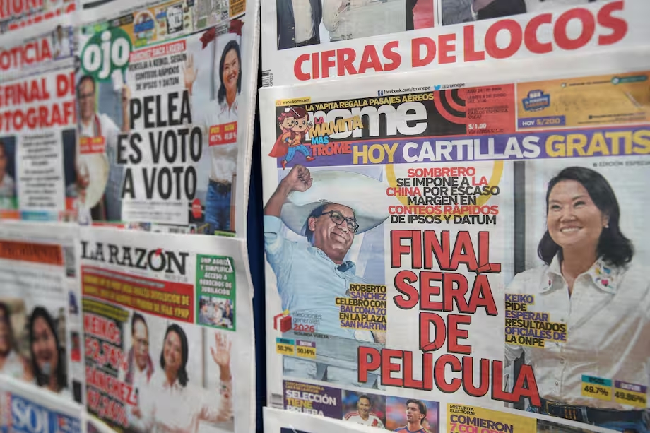 En una disputa histórica, Fujimori supera por muy pocos votos a Sánchez En una disputa histórica, Fujimori supera por muy pocos votos a Sánchez
