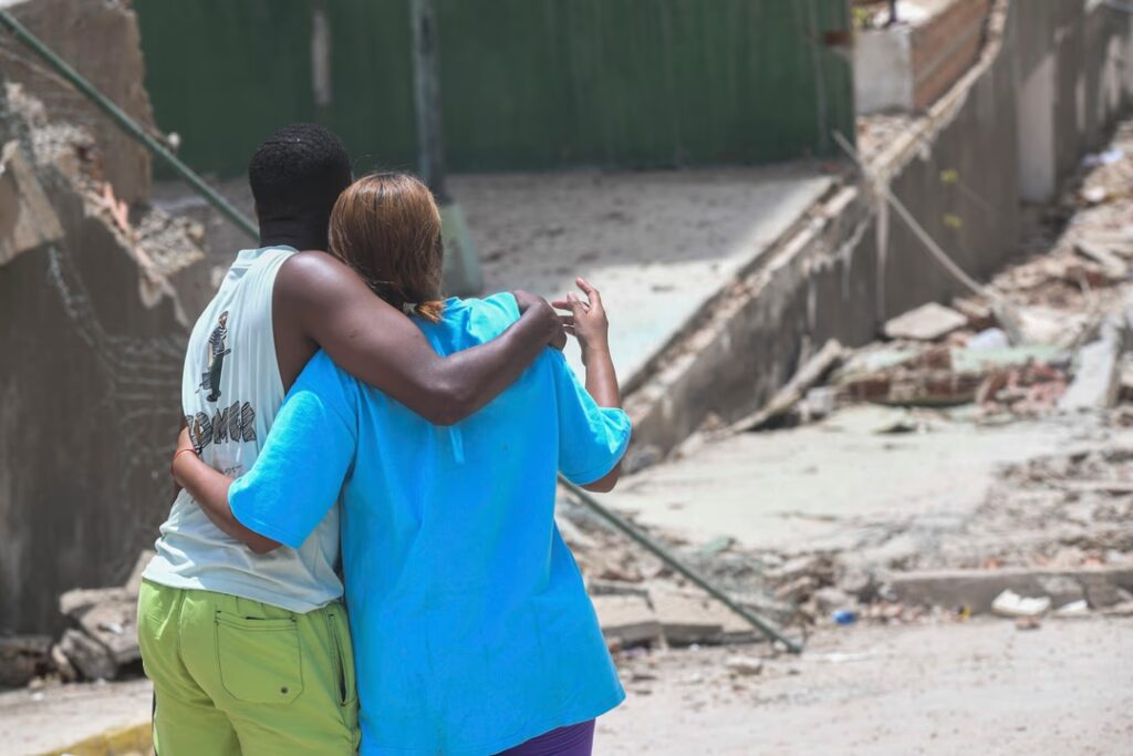 Equipos de rescate continúan la búsqueda de sobrevivientes tras los devastadores terremotos en Venezuela.