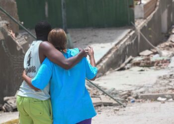 Equipos de rescate continúan la búsqueda de sobrevivientes tras los devastadores terremotos en Venezuela.