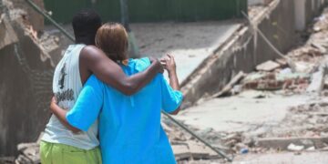 Equipos de rescate continúan la búsqueda de sobrevivientes tras los devastadores terremotos en Venezuela.