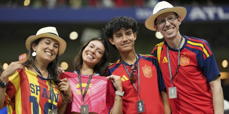 Con miles de aficionados en las tribunas España enfrenta a Cabo Verde.