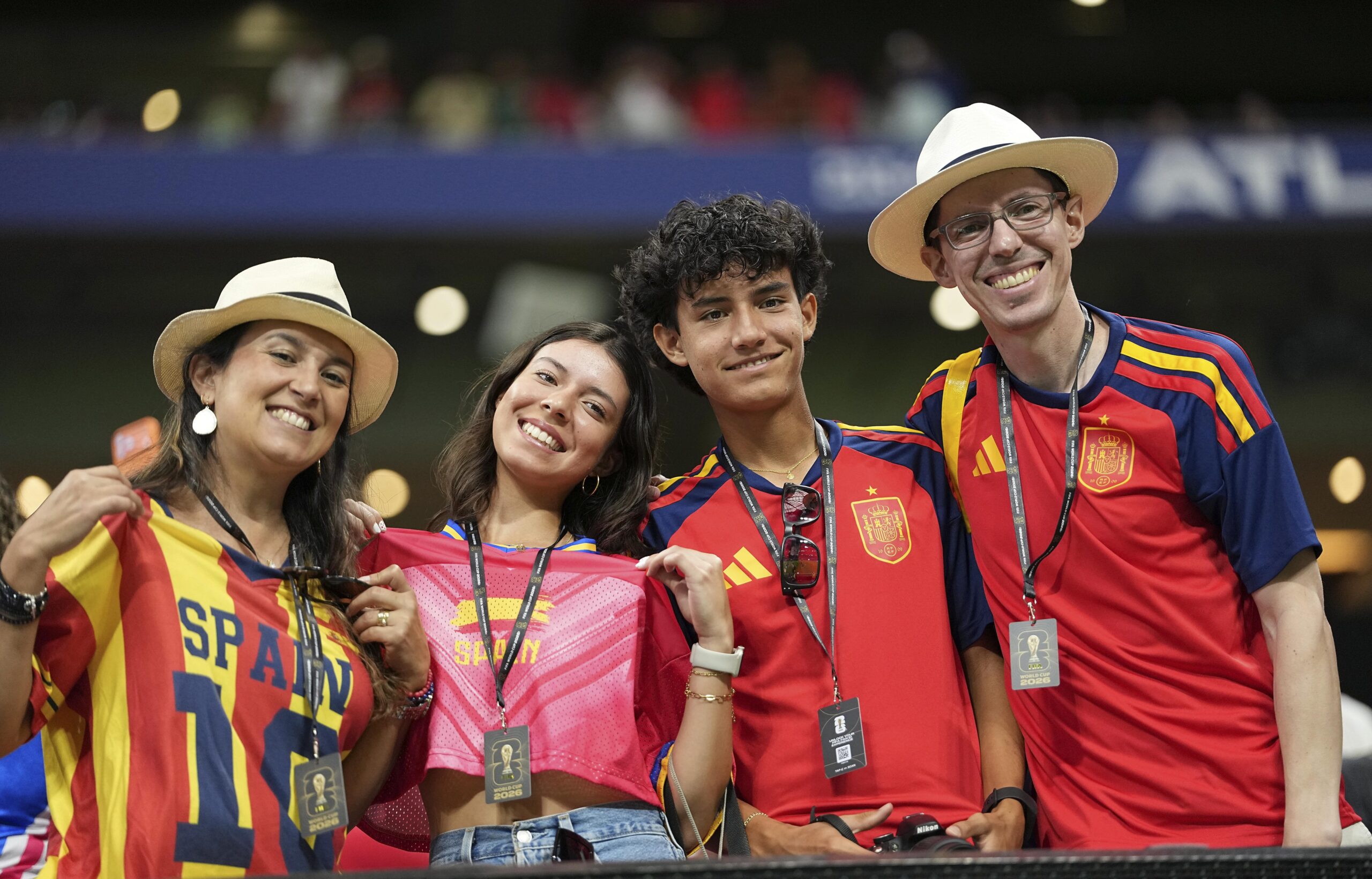 Con miles de aficionados en las tribunas España enfrenta a Cabo Verde.