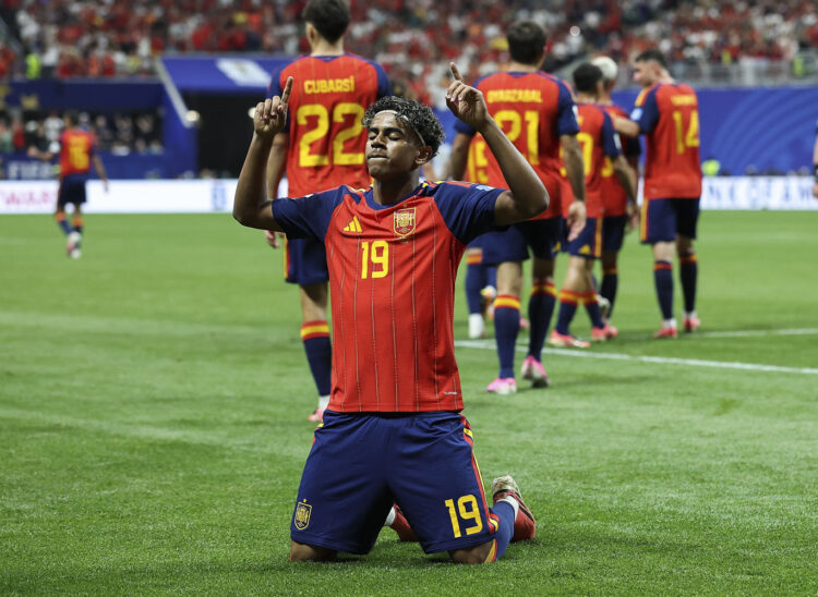 España aplastó a Arabia Saudita y es líder del Grupo H Lamine Yamal celebra su primer gol mundialista.