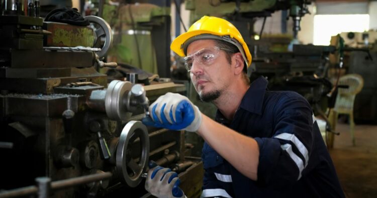 Flexibilizan la importación de maquinaria usada para proyectos productivos La normativa permite la importación de maquinaria usada que forme parte de líneas de producción destinadas a proyectos de mejora de competitividad previamente aprobados por la autoridad de aplicación.