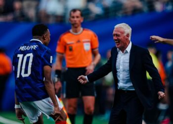 Francia desfiló en Nueva Jersey y goleó 3 a 0 a Suecia para meterse en octavos