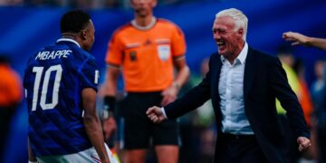 Francia desfiló en Nueva Jersey y goleó 3 a 0 a Suecia para meterse en octavos
