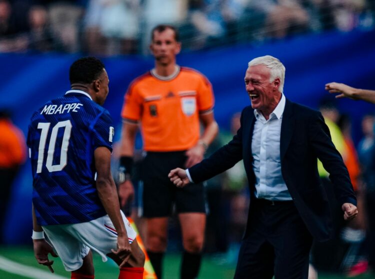 El abrazo entre Kylian Mbappé y el DT de Francia, Didier Deschamps.