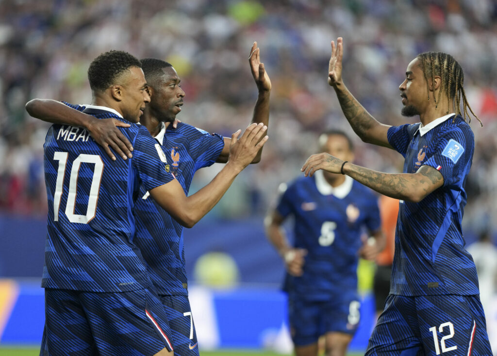 Francia sigue intratable: goleó 3 a 0 Irak y clasificó a 16avos de final Francia sigue intratable: goleó 3 a 0 Irak y clasificó a 16avos de final