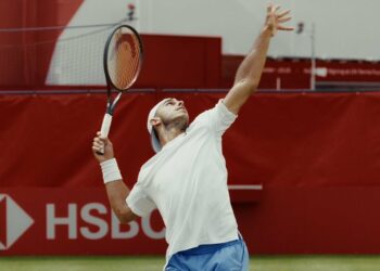 Francisco Cerúndolo debutó con triunfo en el césped de Queens