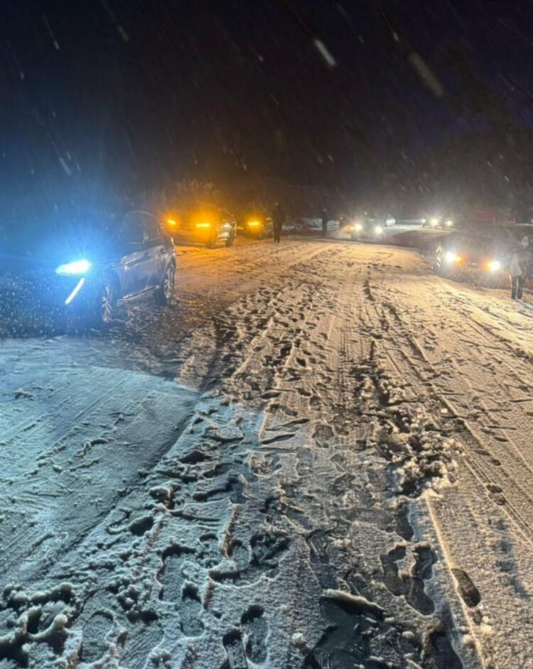 Continúa el corte total en el Camino de las Altas Cumbres por nieve en la calzada